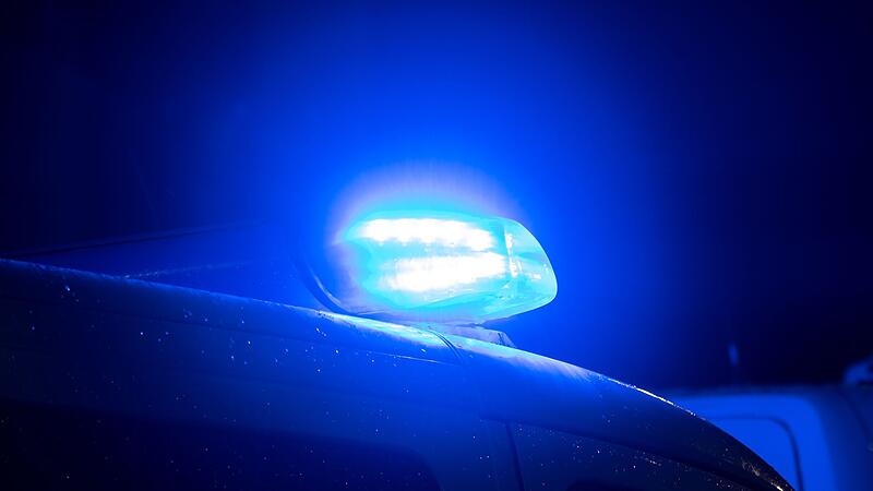 Ein Blaulicht leuchtet auf dem Dach eines Polizeiwagens Ein Blaulicht leuchtet auf dem Dach eines Polizeiwagens