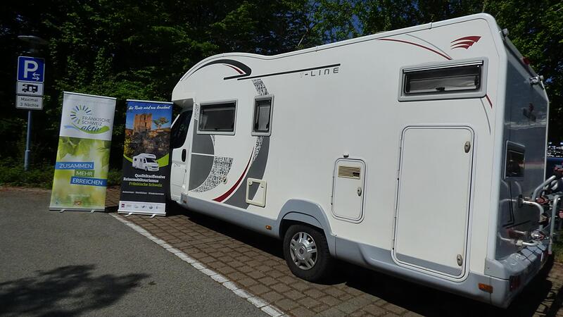 Ein Wohnmobil am Reisemobilstellplatz Oberes Tor in Ebermannstadt, der deutlich aufgewertet wurde.Forchheim & Fränkische Schweiz Ein Wohnmobil am Reisemobilstellplatz Oberes Tor in Ebermannstadt, der deutlich aufgewertet wurde.Forchheim & Fränkische Schweiz