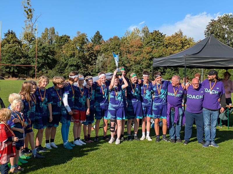 Die Dragonriders erhalten den Pokal für die Deutsche Meisterschaft im Quadball 2025.