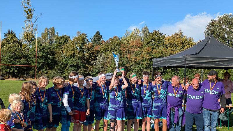 Die Dragonriders erhalten den Pokal für die Deutsche Meisterschaft im Quadball 2025.