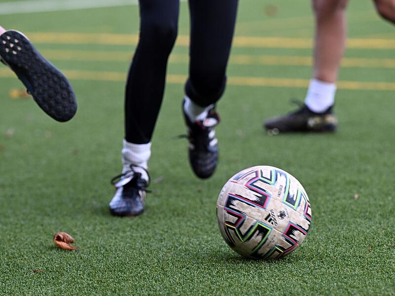 Kinder spielen Fu&szlig;ball