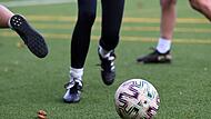 Kinder spielen Fußball Kinder spielen Fußball