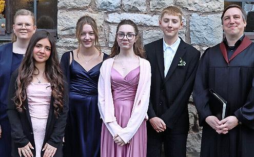 Die Konfirmanden zusammen mit Dekanats-Jugendreferent Tim Herzog (rechts).