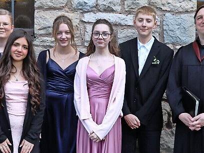 Die Konfirmanden zusammen mit Dekanats-Jugendreferent Tim Herzog (rechts).