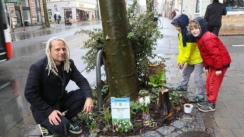 Wie hier in der Luitpoldstraße Sebastian Spitzkat, Noah Pleißner und Nico Jansen pflegen im gesamten Stadtgebiet 50 Paten „ihren“ Straßenbaum. Ein Schild weist auf das Ehrenamt hin. Wie hier in der Luitpoldstraße Sebastian Spitzkat, Noah Pleißner und Nico Jansen pflegen im gesamten Stadtgebiet 50 Paten „ihren“ Straßenbaum. Ein Schild weist auf das Ehrenamt hin.