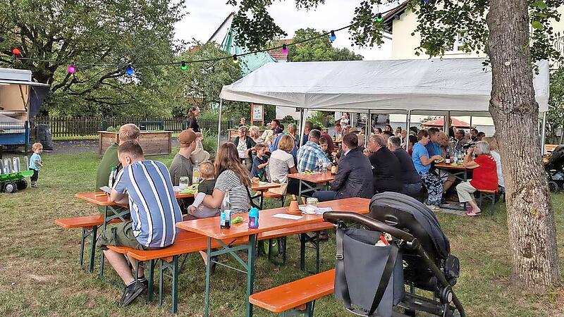Die Eröffnung des Mehrgenerationengartens in Völkersleier durch den Rhönklub-Zweigverein Schondrahöhe wurde nach einem Jahr „Bauzeit“ gefeiert. Die Eröffnung des Mehrgenerationengartens in Völkersleier durch den Rhönklub-Zweigverein Schondrahöhe wurde nach einem Jahr „Bauzeit“ gefeiert.