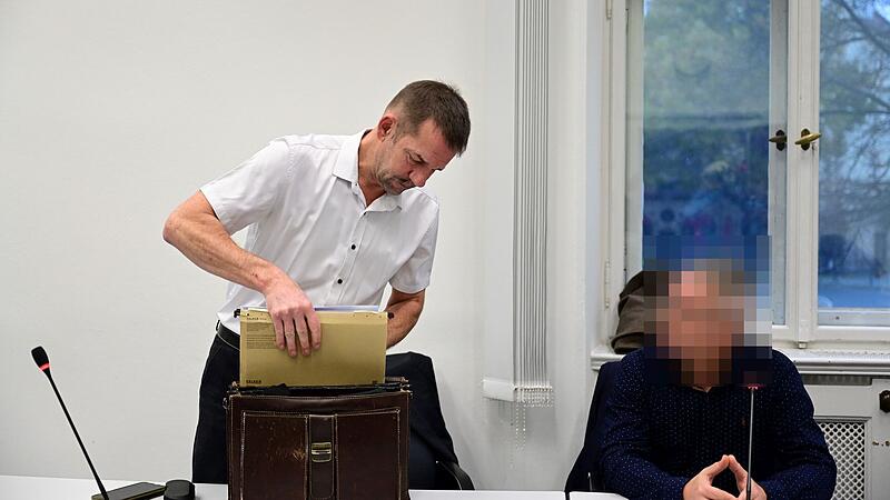 Rechtsanwalt Andreas Dräger aus Strullendorf kurz vor Prozessbeginn mit seinem Mandanten