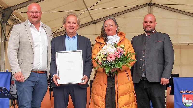 Amtierender Bürgermeister Michael Beier, Altbürgermeister Jochen (Georg) Partheymüller, seine Frau Beate und Zweiter Bürgermeister Thomas Müller (von links). Amtierender Bürgermeister Michael Beier, Altbürgermeister Jochen (Georg) Partheymüller, seine Frau Beate und Zweiter Bürgermeister Thomas Müller (von links).