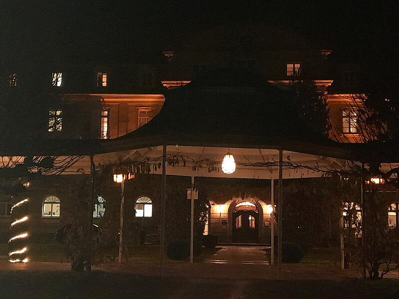 Heimelige Beleuchtung im Schlosspark des Bad Br&uuml;ckenauer Staatsbades