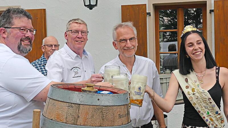Matthias Reh&auml;u&szlig;er (2. Vorsitzender des Kellerbergvereins H&ouml;chstadt), Carsten Constien, (1. Vorsitzender des Kellerbergvereins H&ouml;chstadt) und B&uuml;rgermeister Alexander Schulz mit der Bierk&ouml;nigin Tanja Merkel (von links).