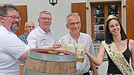 Matthias Rehäußer (2. Vorsitzender des Kellerbergvereins Höchstadt), Carsten Constien, (1. Vorsitzender des Kellerbergvereins Höchstadt) und Bürgermeister Alexander Schulz mit der Bierkönigin Tanja Merkel (von links). Matthias Rehäußer (2. Vorsitzender des Kellerbergvereins Höchstadt), Carsten Constien, (1. Vorsitzender des Kellerbergvereins Höchstadt) und Bürgermeister Alexander Schulz mit der Bierkönigin Tanja Merkel (von links).