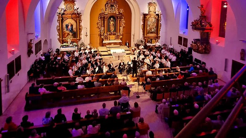 Ansprechend illuminiert war die Pfarrkirche St. Nikolaus in Sand beim Kirchenkonzert des Blasorchesters Sand mit der Geigerin Eva Hennevogl und dem Gospelchor Sand.