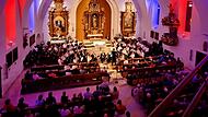 Ansprechend illuminiert war die Pfarrkirche St. Nikolaus in Sand beim Kirchenkonzert des Blasorchesters Sand mit der Geigerin Eva Hennevogl und dem Gospelchor Sand.