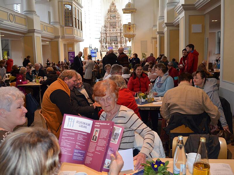 &bdquo;Vesperkirche&ldquo; in der Morizkirche in Coburg: Die Morizkirche ist proppenvoll und es herrscht eine aufgeschlossene, freundliche Atmosph&auml;re.