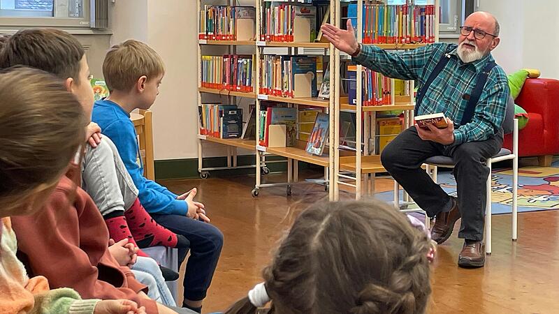 Kinder der Grundschule lauschen ihrem Vorleser Michael Uhlmann.