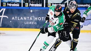 Umkämpftes Spiel: Die Icefighters Leipzig haben Spiel 1 gegen de HEC verdient gewonnen. Doch die Alligators im Klavs Planics (weißes Trikot) hatten einige Chancen.