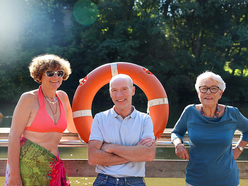John von Düffel (Mitte) ist selbst ein leidenschaftlicher Schwimmer. Zum Hainbad fühlt auch er eine persönliche Verbindung, so war es die erste Bamberger Attraktion, die er erlebt hat. Eine noch stärkere Verbindung spüren Christiane Hartleitner (links) und Uschi Opolka (rechts), die schon seit ihrer Kindheit die Badestelle besuchen.