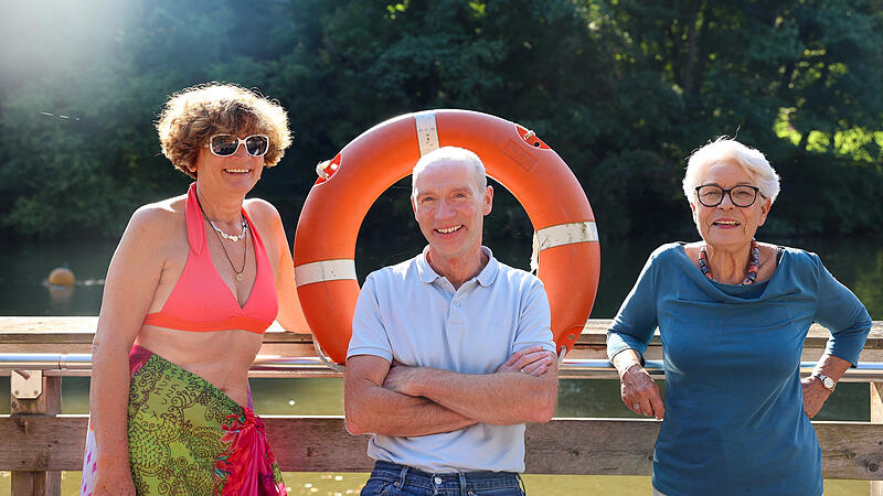 John von D&uuml;ffel (Mitte) ist selbst ein leidenschaftlicher Schwimmer. Zum Hainbad f&uuml;hlt auch er eine pers&ouml;nliche Verbindung, so war es die erste Bamberger Attraktion, die er erlebt hat. Eine noch st&auml;rkere Verbindung sp&uuml;ren Christiane Hartleitner (links) und Uschi Opolka (rechts), die schon seit ihrer Kindheit die Badestelle besuchen.