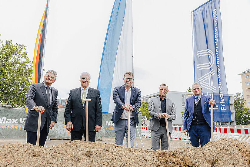 Spatenstich in der Henkestraße 42: (v.l.) FAU-Präsident Joachim Hornegger, Bayerns Innenminister Joachim Herrmann, Bayerns Wissenschaftsminister Markus Blume, Erlangens Oberbürgermeister Jörg Volleth und Andreas Eisgruber, Leiter des Staatlichen Bauamtes Nürnberg. Spatenstich in der Henkestraße 42: (v.l.) FAU-Präsident Joachim Hornegger, Bayerns Innenminister Joachim Herrmann, Bayerns Wissenschaftsminister Markus Blume, Erlangens Oberbürgermeister Jörg Volleth und Andreas Eisgruber, Leiter des Staatlichen Bauamtes Nürnberg.