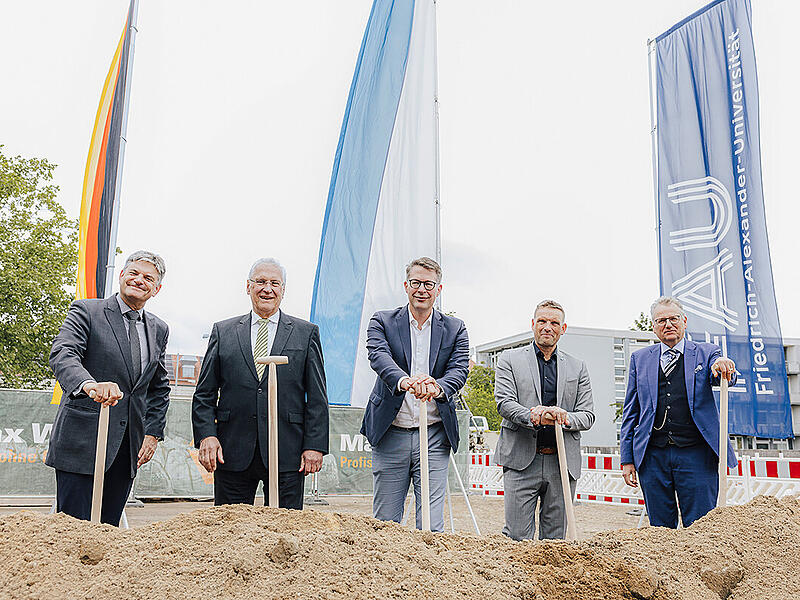 Spatenstich in der Henkestra&szlig;e 42: (v.l.) FAU-Pr&auml;sident Joachim Hornegger, Bayerns Innenminister Joachim Herrmann, Bayerns Wissenschaftsminister Markus Blume, Erlangens Oberb&uuml;rgermeister J&ouml;rg Volleth und Andreas Eisgruber, Leiter des Staatlichen Bauamtes N&uuml;rnberg.