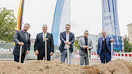 Spatenstich in der Henkestra&szlig;e 42: (v.l.) FAU-Pr&auml;sident Joachim Hornegger, Bayerns Innenminister Joachim Herrmann, Bayerns Wissenschaftsminister Markus Blume, Erlangens Oberb&uuml;rgermeister J&ouml;rg Volleth und Andreas Eisgruber, Leiter des Staatlichen Bauamtes N&uuml;rnberg.