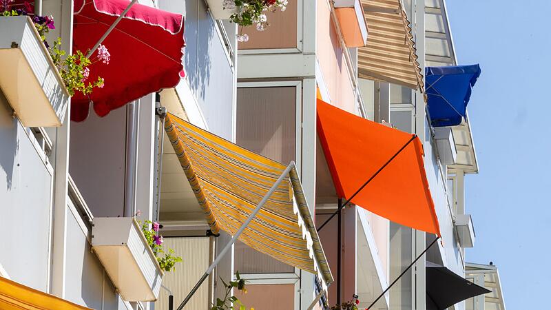 Sonnenschirme und Markisen auf Balkonen