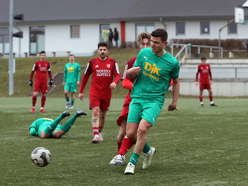 Die Kornburger (rote Trikots) gingen gegen die DJK Don Bosco Bamberg um Johannes Rosiwal (vorne) teils robust zur Sache. Die Kornburger (rote Trikots) gingen gegen die DJK Don Bosco Bamberg um Johannes Rosiwal (vorne) teils robust zur Sache.