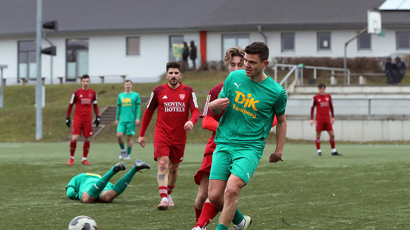 Die Kornburger (rote Trikots) gingen gegen die DJK Don Bosco Bamberg um Johannes Rosiwal (vorne) teils robust zur Sache.