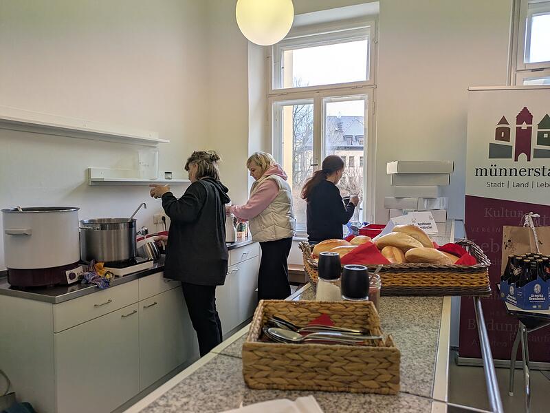 Ramadama Aufräumaktion am 14. März in MünnerstadtRamadama Aufräumaktion am 14. März in Münnerstadt Verköstigung gab es am Ende von Susanne Hanshans (links).