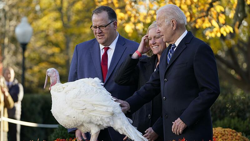 US-Pr&auml;sident Joe Biden (rechts) begnadigt vergangenen Freitag w&auml;hrend einer Zeremonie &bdquo;Peanut Butter&ldquo;, den nationalen Thanksgiving-Truthahn, im Rosengarten des Wei&szlig;en Hauses.
