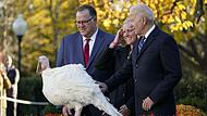 US-Präsident Joe Biden (rechts) begnadigt vergangenen Freitag während einer Zeremonie „Peanut Butter“, den nationalen Thanksgiving-Truthahn, im Rosengarten des Weißen Hauses.