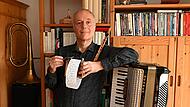 Franz Tröger fühlt sich bei vielen Instrumenten heimisch. Auch die Spieluhr gehört dazu.