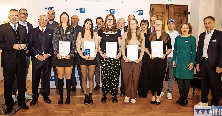 IHK-Hauptgeschäftsführer Wolfram Brehm (links) und IHK-Präsident Michael Waasner (3.v.l.) zeichneten die fünf „Bayernbesten“ Marie Hohleweg, Nina Then, Vanessa Neid, Luisa Schreiber, Lisa-Marie Külle (mit Urkunden von links) aus dem Raum Bamberg a... IHK-Hauptgeschäftsführer Wolfram Brehm (links) und IHK-Präsident Michael Waasner (3.v.l.) zeichneten die fünf „Bayernbesten“ Marie Hohleweg, Nina Then, Vanessa Neid, Luisa Schreiber, Lisa-Marie Külle (mit Urkunden von links) aus dem Raum Bamberg a...