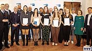 IHK-Hauptgeschäftsführer Wolfram Brehm (links) und IHK-Präsident Michael Waasner (3.v.l.) zeichneten die fünf „Bayernbesten“ Marie Hohleweg, Nina Then, Vanessa Neid, Luisa Schreiber, Lisa-Marie Külle (mit Urkunden von links) aus dem Raum Bamberg a... IHK-Hauptgeschäftsführer Wolfram Brehm (links) und IHK-Präsident Michael Waasner (3.v.l.) zeichneten die fünf „Bayernbesten“ Marie Hohleweg, Nina Then, Vanessa Neid, Luisa Schreiber, Lisa-Marie Külle (mit Urkunden von links) aus dem Raum Bamberg a...
