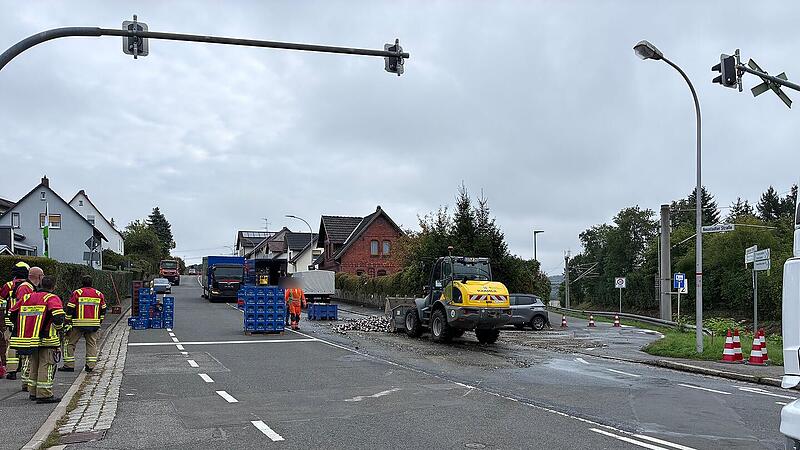 D&ouml;rfles-Esbach: Biertransporter verliert Ladung an Bahn&uuml;bergang