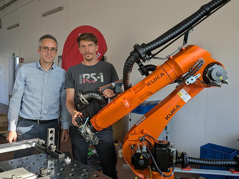 Besuch im Technologietransferzentrum LichtenfelsBesuch im Technologietransferzentrum Lichtenfels Intelligenter, flexibler, effizienter: Das TTZ Oberfranken entwickelt für die heimische Industrie auch Anwendungen KI-gestützter Robotik . Links TTZ-Geschäftsführer Johannes Schütz, rechts Michael Wagner, Maschinenbauingenieur und wissenschaftlicher Mitarbeiter.