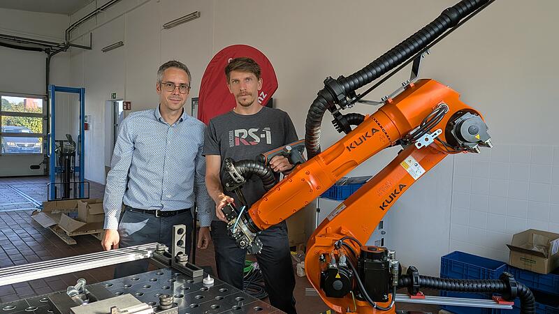 Besuch im Technologietransferzentrum LichtenfelsBesuch im Technologietransferzentrum Lichtenfels Intelligenter, flexibler, effizienter: Das TTZ Oberfranken entwickelt für die heimische Industrie auch Anwendungen KI-gestützter Robotik . Links TTZ-Geschäftsführer Johannes Schütz, rechts Michael Wagner, Maschinenbauingenieur und wissenschaftlicher Mitarbeiter.