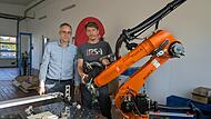 Intelligenter, flexibler, effizienter: Das TTZ Oberfranken entwickelt f&uuml;r die heimische Industrie auch Anwendungen KI-gest&uuml;tzter Robotik . Links TTZ-Gesch&auml;ftsf&uuml;hrer Johannes Sch&uuml;tz, rechts Michael Wagner, Maschinenbauingenieur und wissenschaftlicher Mitarbeiter.