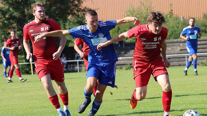 Energischer Zweikampf zwischen dem Reichmannsdorfer Tom Hümmer (re.) und Johannes Kupfer: Links beobachtet Mika Trenkwald die Szene. Energischer Zweikampf zwischen dem Reichmannsdorfer Tom Hümmer (re.) und Johannes Kupfer: Links beobachtet Mika Trenkwald die Szene.