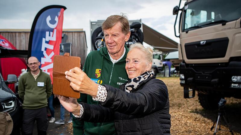 Rallye-Legende Walter Röhrl war bei seinem Besuch auf der «Abenteuer & Allrad» in Bad Kissingen ein beliebtes Fotomotiv. Rallye-Legende Walter Röhrl war bei seinem Besuch auf der «Abenteuer & Allrad» in Bad Kissingen ein beliebtes Fotomotiv.