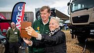 Rallye-Legende Walter R&ouml;hrl war bei seinem Besuch auf der &laquo;Abenteuer & Allrad&raquo; in Bad Kissingen ein beliebtes Fotomotiv.