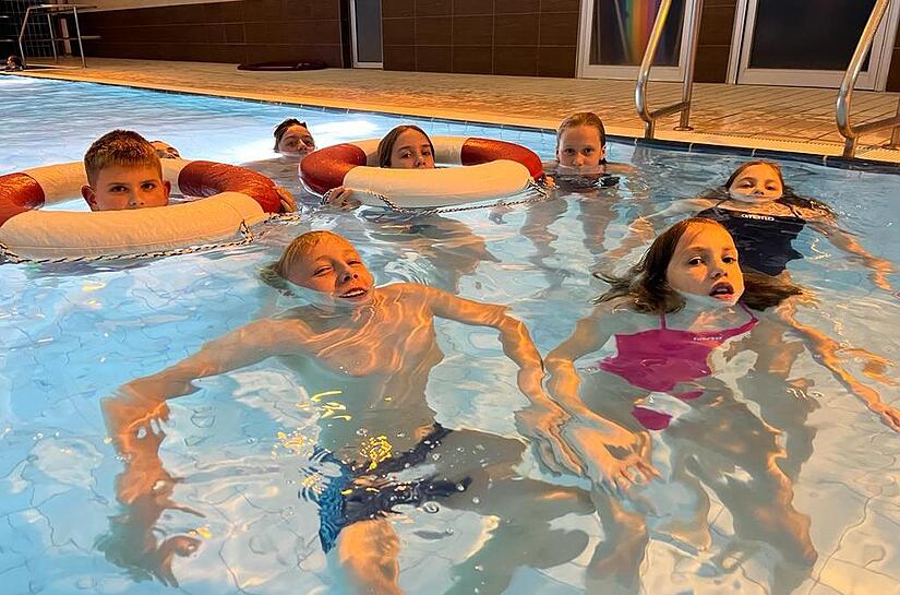 „Das Wasser steht durch die Schließung vieler Bäder und den Bau einer Sauna anstelle eines Lehr-, Vereins- und Schulschwimmbades nicht bis zum Knöchel, sondern bis zum Hals der Kinder“, schreibt SVC-Vorsitzende Iris Bilek. „Das Wasser steht durch die Schließung vieler Bäder und den Bau einer Sauna anstelle eines Lehr-, Vereins- und Schulschwimmbades nicht bis zum Knöchel, sondern bis zum Hals der Kinder“, schreibt SVC-Vorsitzende Iris Bilek.