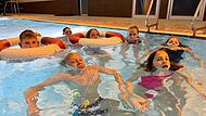 &bdquo;Das Wasser steht durch die Schlie&szlig;ung vieler B&auml;der und den Bau einer Sauna anstelle eines Lehr-, Vereins- und Schulschwimmbades nicht bis zum Kn&ouml;chel, sondern bis zum Hals der Kinder&ldquo;, schreibt SVC-Vorsitzende Iris Bilek.
