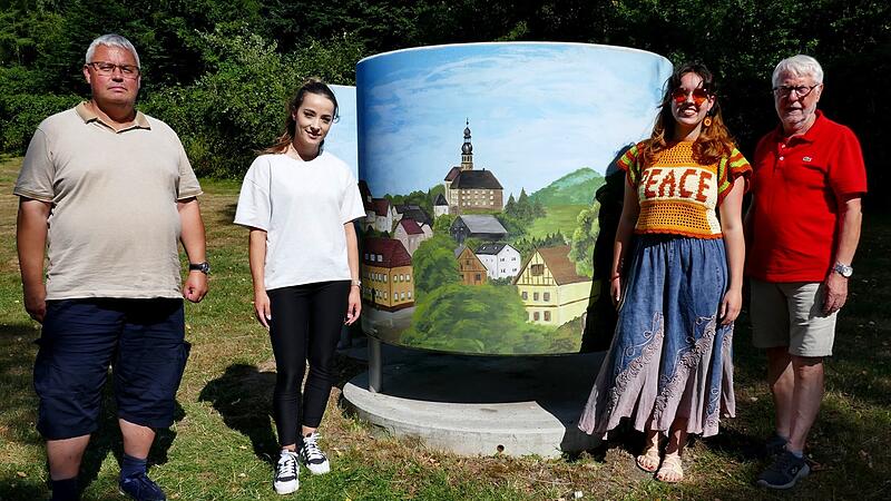 Bürgermeister Herwig Neumann (links) und Hans Moos danken Michaela (2. von links) und Sophia für die Verschönerung der Umkleidekabinen am Badesee. Bürgermeister Herwig Neumann (links) und Hans Moos danken Michaela (2. von links) und Sophia für die Verschönerung der Umkleidekabinen am Badesee.