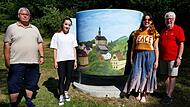 Bürgermeister Herwig Neumann (links) und Hans Moos danken Michaela (2. von links) und Sophia für die Verschönerung der Umkleidekabinen am Badesee.