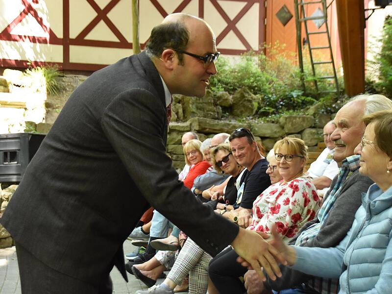 Heinz Erhardt alias Patrick L. Schmitz begrüßte seine Gäste per Handschlag.