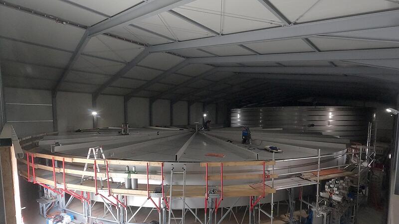 Der neue Hochbehälter bei Kützberg fast 5000 Liter, aufgeteilt auf zwei Tanks. Die Rhön-Maintal-Gruppe beziffert die Kosten für die neuen Wasserbecken auf rund 7,5 Millionen Euro.