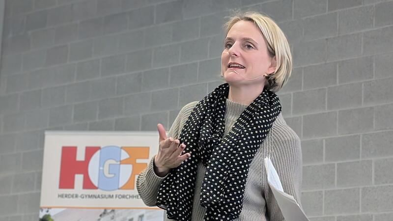 Die Autorin Kathrin Schrocke hat in Bamberg studiert. Nun hat sie im Rahmen des Blätterwalds in Forchheim gelesen. Die Autorin Kathrin Schrocke hat in Bamberg studiert. Nun hat sie im Rahmen des Blätterwalds in Forchheim gelesen.