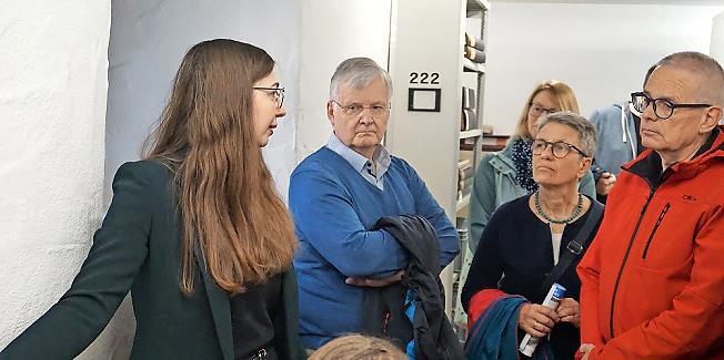 Miriam Mulzer f&uuml;hrt die Besucher durch die verschlossenen R&auml;ume des Stadtarchivs.