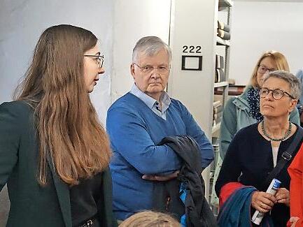 Miriam Mulzer f&uuml;hrt die Besucher durch die verschlossenen R&auml;ume des Stadtarchivs.
